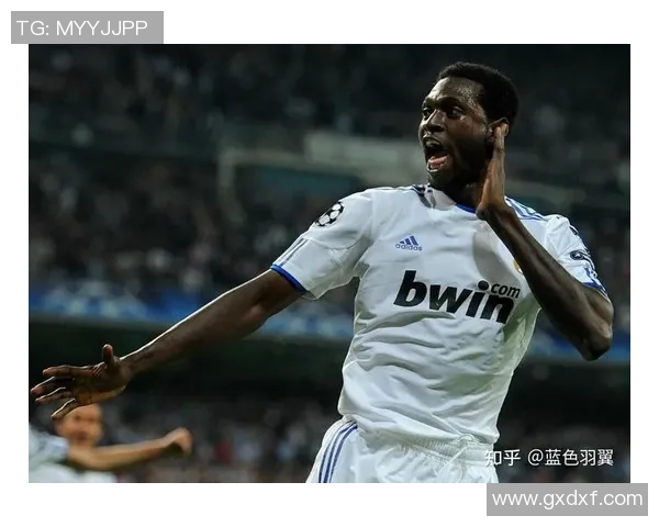 球场上生死一线间的足球明星们的惊险瞬间与传奇故事